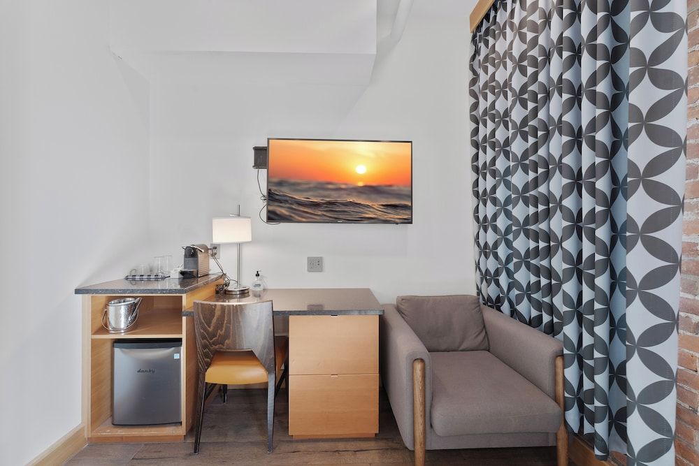 Savoy Hotel Deluxe Room, 1 King Bed 4