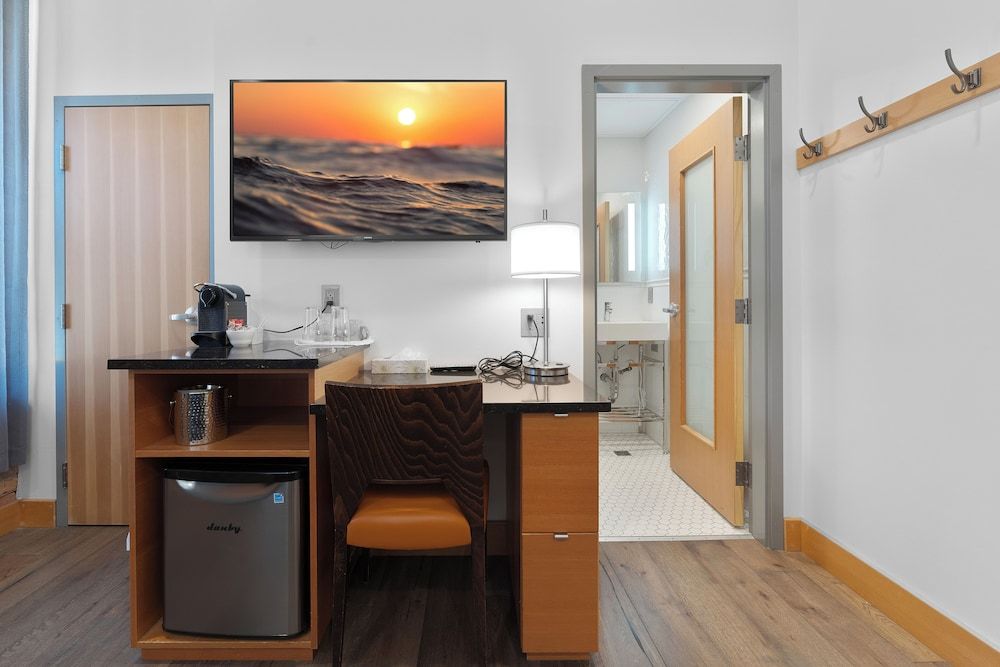 Savoy Hotel Deluxe Room, 1 King Bed 3