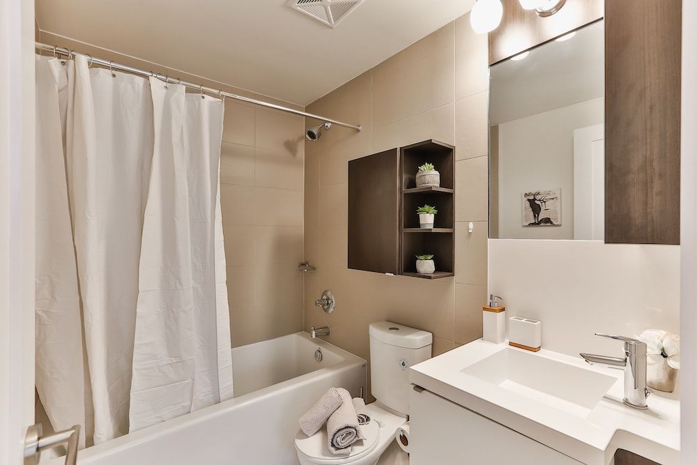 QuickStay - Breathtaking 3-Bedroom in the Heart of Downtown Deluxe Apartment, 3 Bedrooms, City View 8