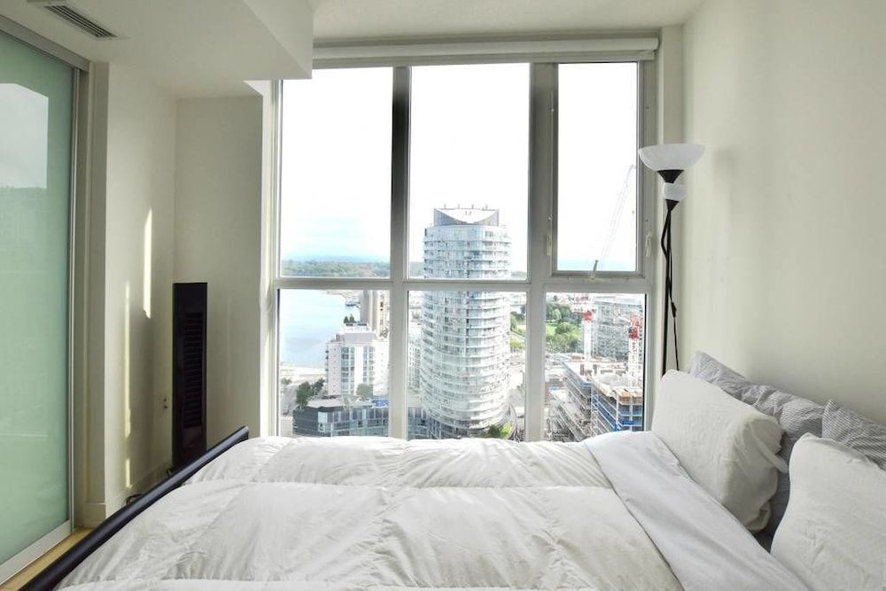 undefined Bright 2 Bed Lakeview Suite 5