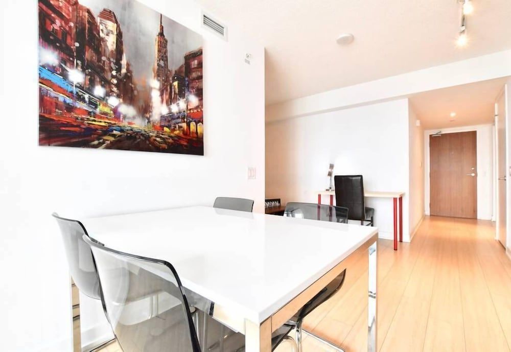 undefined Bright 2 Bed Lakeview Suite 10