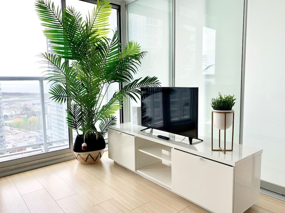 undefined Bright 2 Bed Lakeview Suite 8
