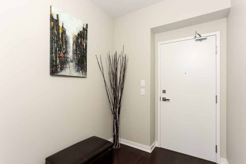 undefined Platinum Suites - Modern Luxury High Rise Condo 9