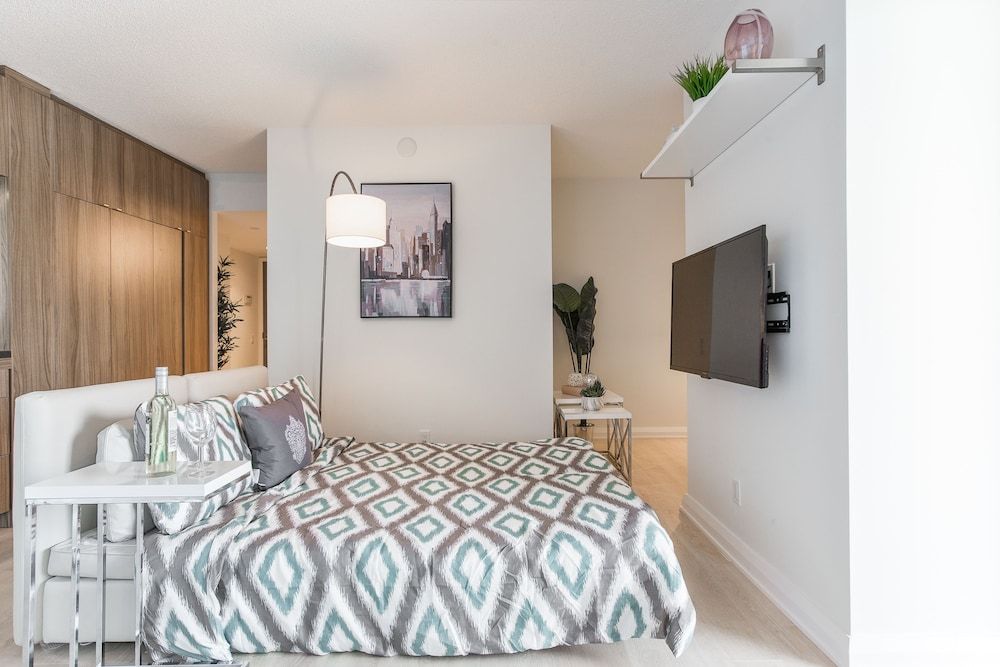 QuickStay - Enchantment in Yorkville - Yonge & Bloor Condo, 1 Queen Bed with Sofa bed