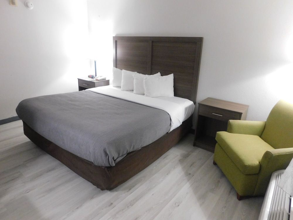 Room, 1 King Bed, Accessible, Non Smoking (Upgrade)