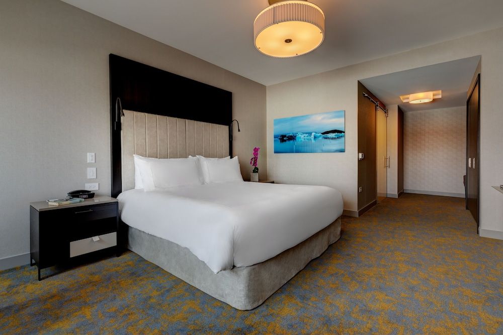 Hotel X Toronto, a Destination by Hyatt Hotel Room, 1 King Bed, Lake View