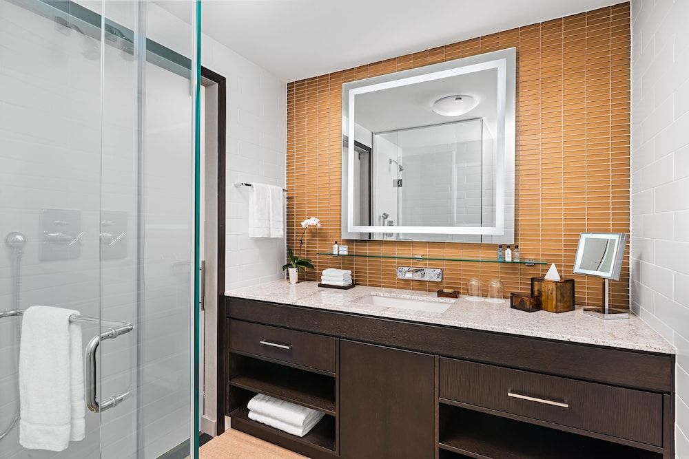 Hotel X Toronto, a Destination by Hyatt Hotel Room, 1 King Bed, Lake View 4
