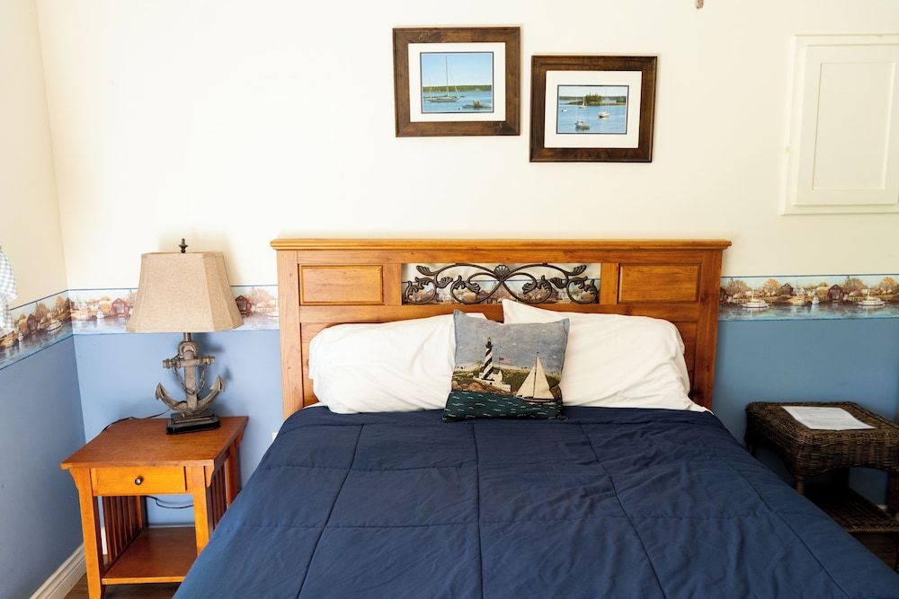 Dominion Hill Country Inn Standard Cabin, 1 Queen Bed, Garden Area 2