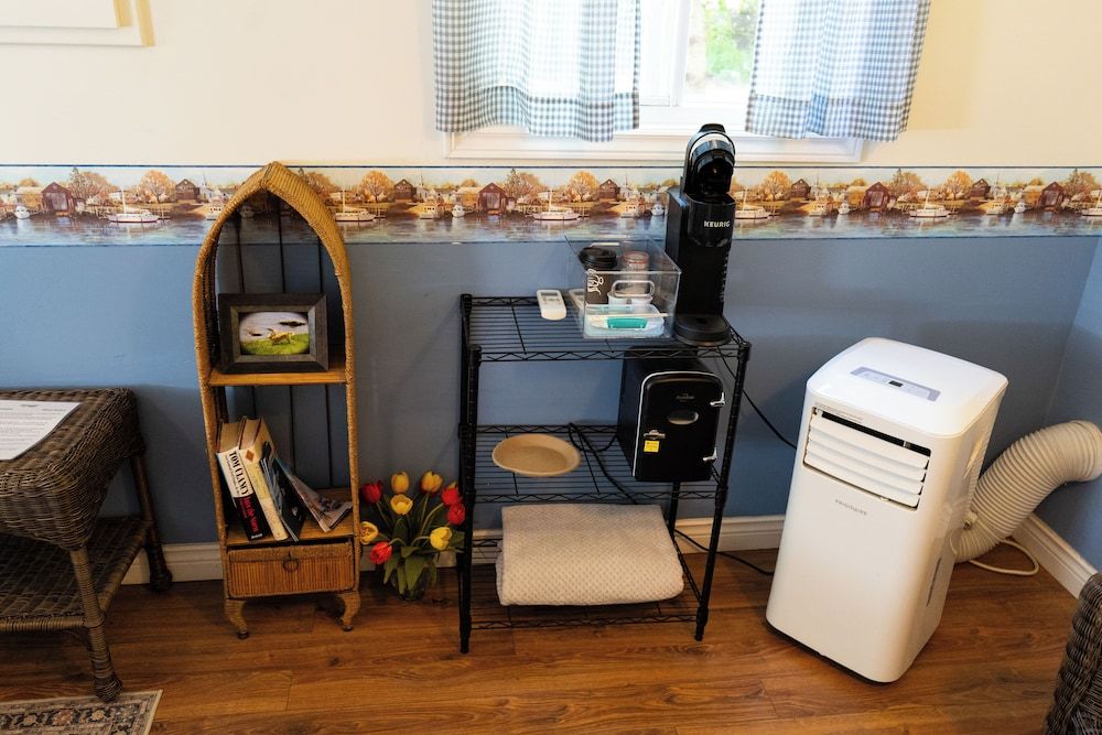 Dominion Hill Country Inn Standard Cabin, 1 Queen Bed, Garden Area 10