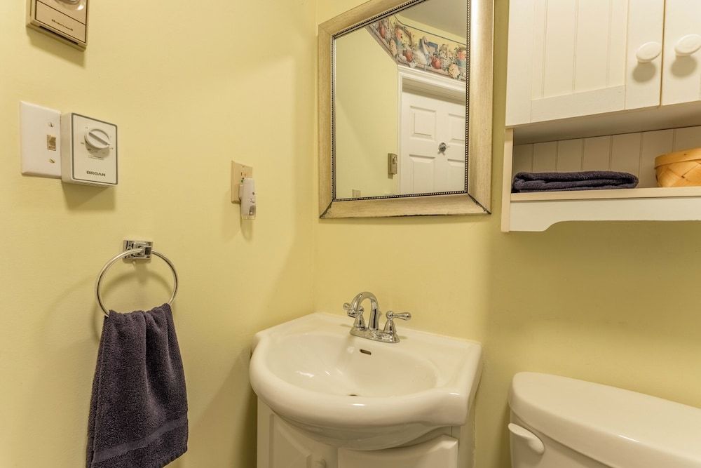 Dominion Hill Country Inn Standard Cabin, 1 Queen Bed, Garden Area 5