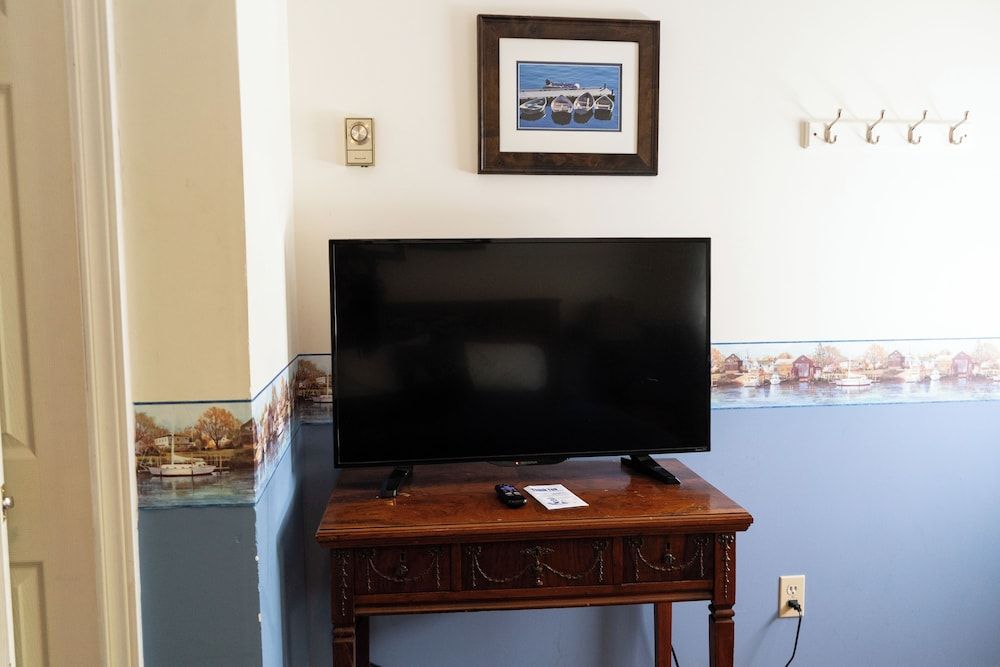 Dominion Hill Country Inn Standard Cabin, 1 Queen Bed, Garden Area 8