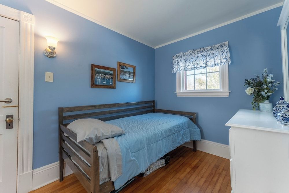 Dominion Hill Country Inn Grand Cottage, 2 Bedrooms, Fireplace, Garden Area 6