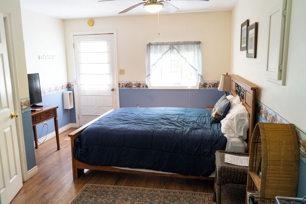 Dominion Hill Country Inn Standard Cabin, 1 Queen Bed, Garden Area 3