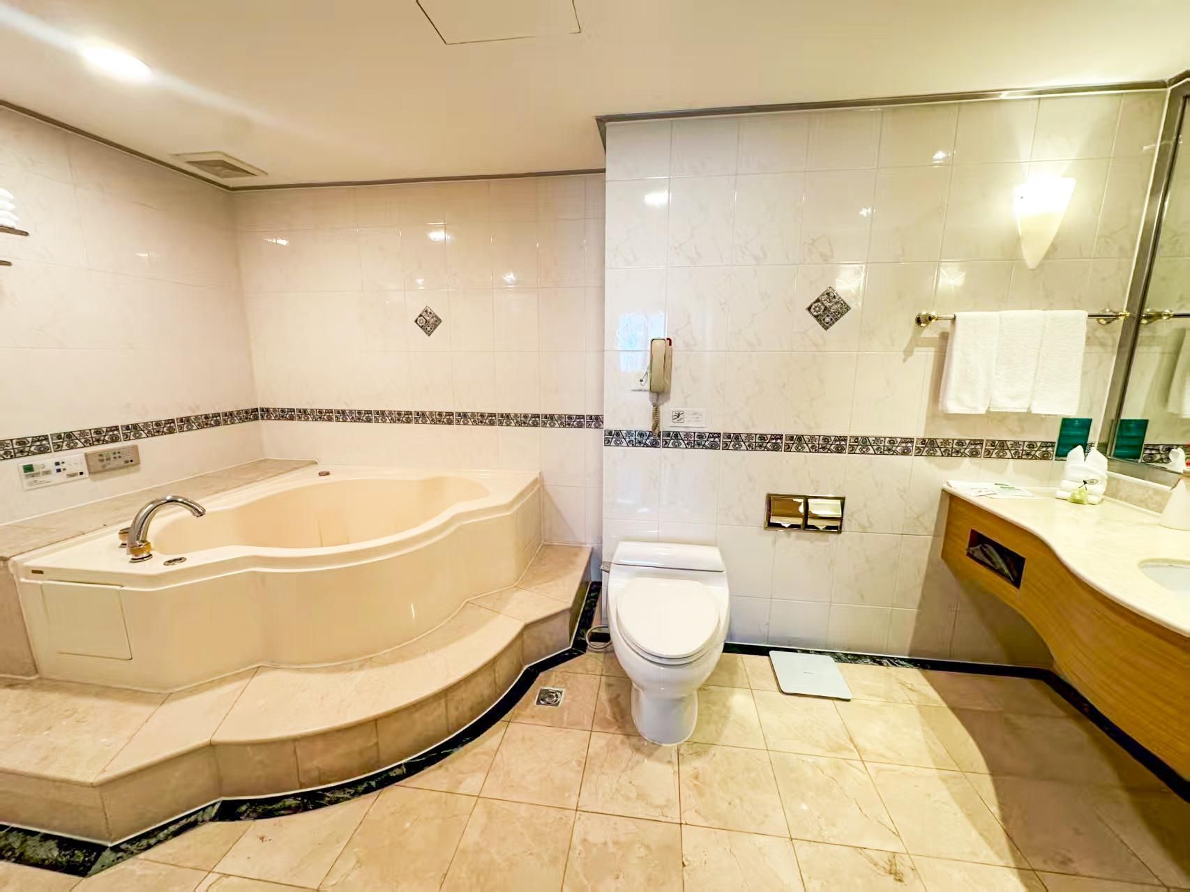 1 Bedroom Suite Dining