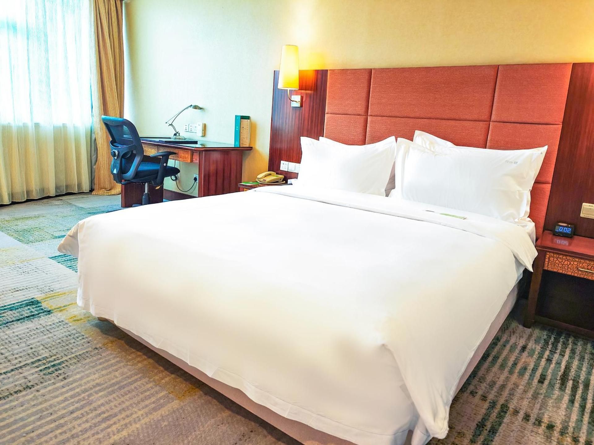 One-Bedroom Suite Lounge Access