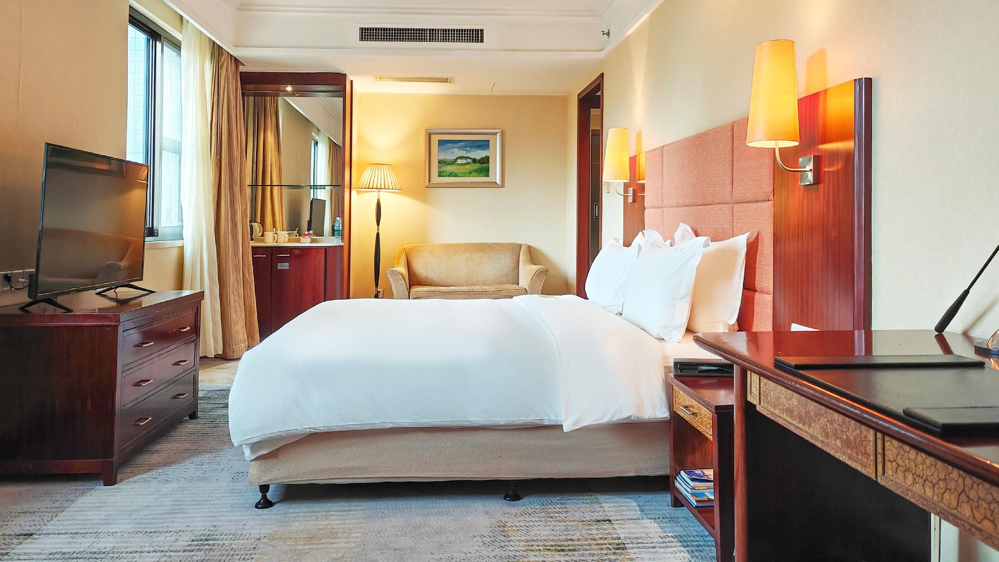 1 King Bed Standard Lounge Accessible Smking