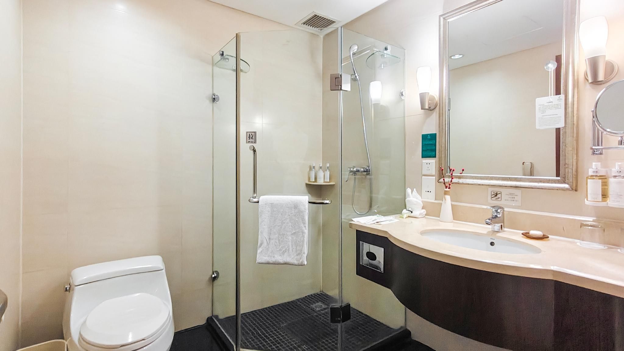 1 Bedroom Suite Lounge Access