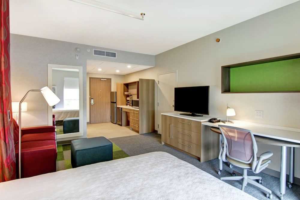 Studio, 1 Queen Bed, Non-Smoking, Accessible (Mobility & Hearing, Roll-in Shower)