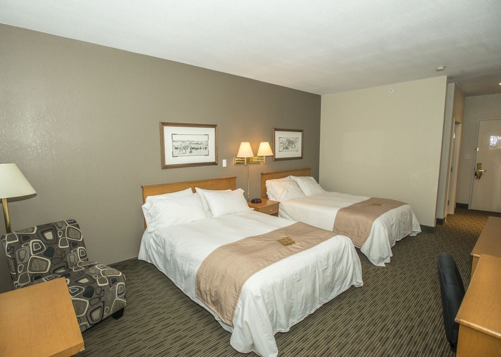 Lakeview Inns & Suites - Okotoks Standard Double Room, 2 Queen Beds 4