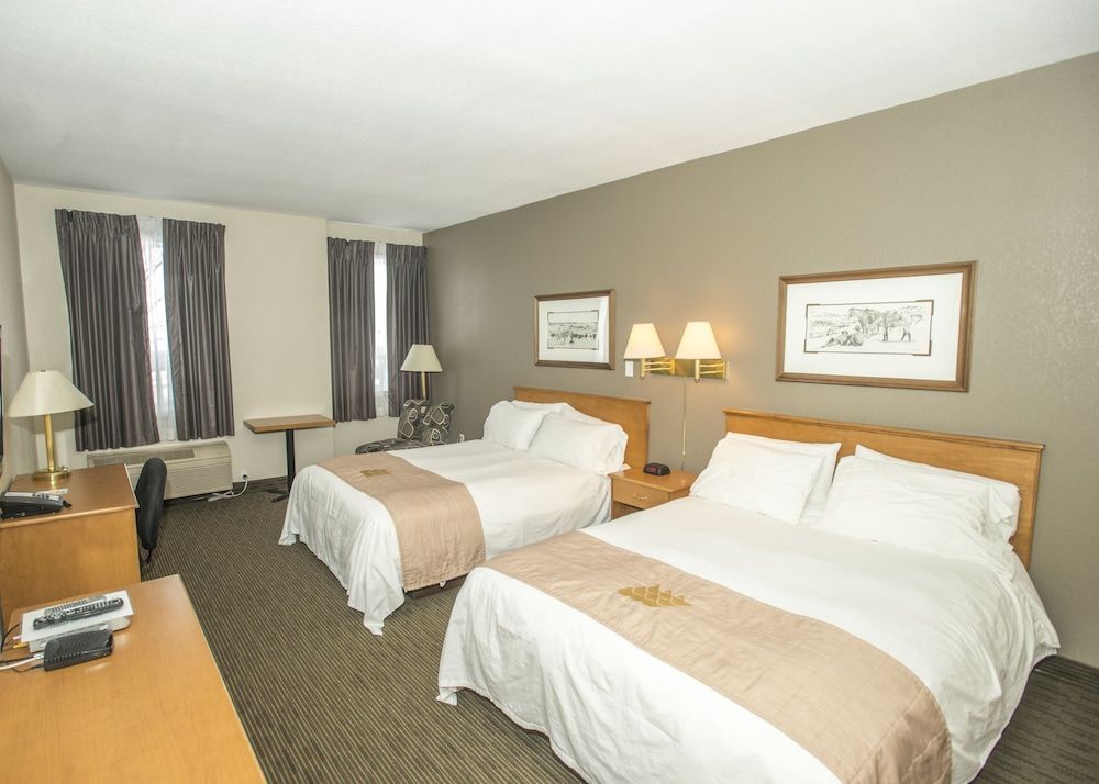 Lakeview Inns & Suites - Okotoks Standard Double Room, 2 Queen Beds 3
