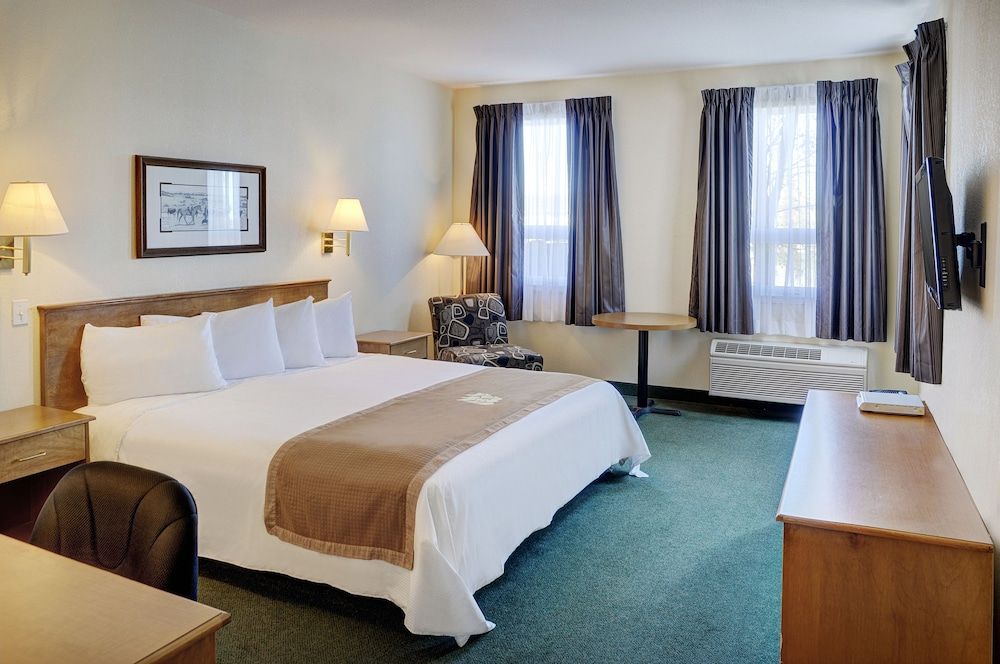 Lakeview Inns & Suites - Okotoks Standard Studio Suite, 1 Queen Bed 2