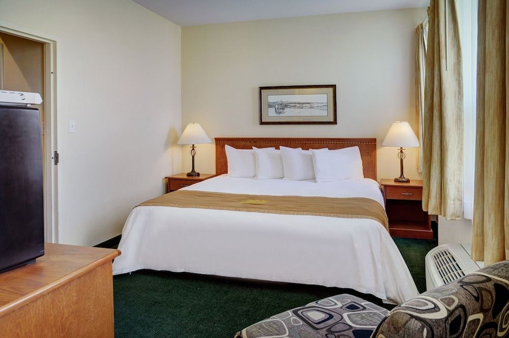 Lakeview Inns & Suites - Okotoks Standard Studio Suite, 1 Queen Bed 3