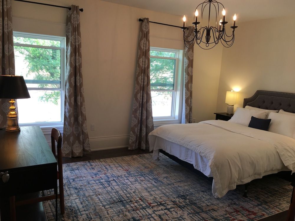 undefined Beautiful 4BR Downtown House, Sleeps 10