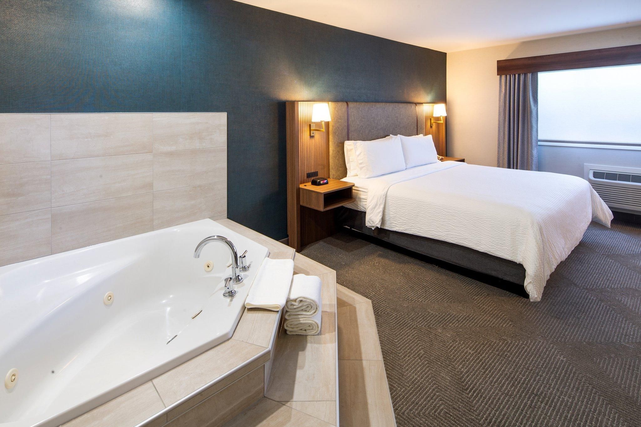 1 Bedroom King Suite Jetted Tub