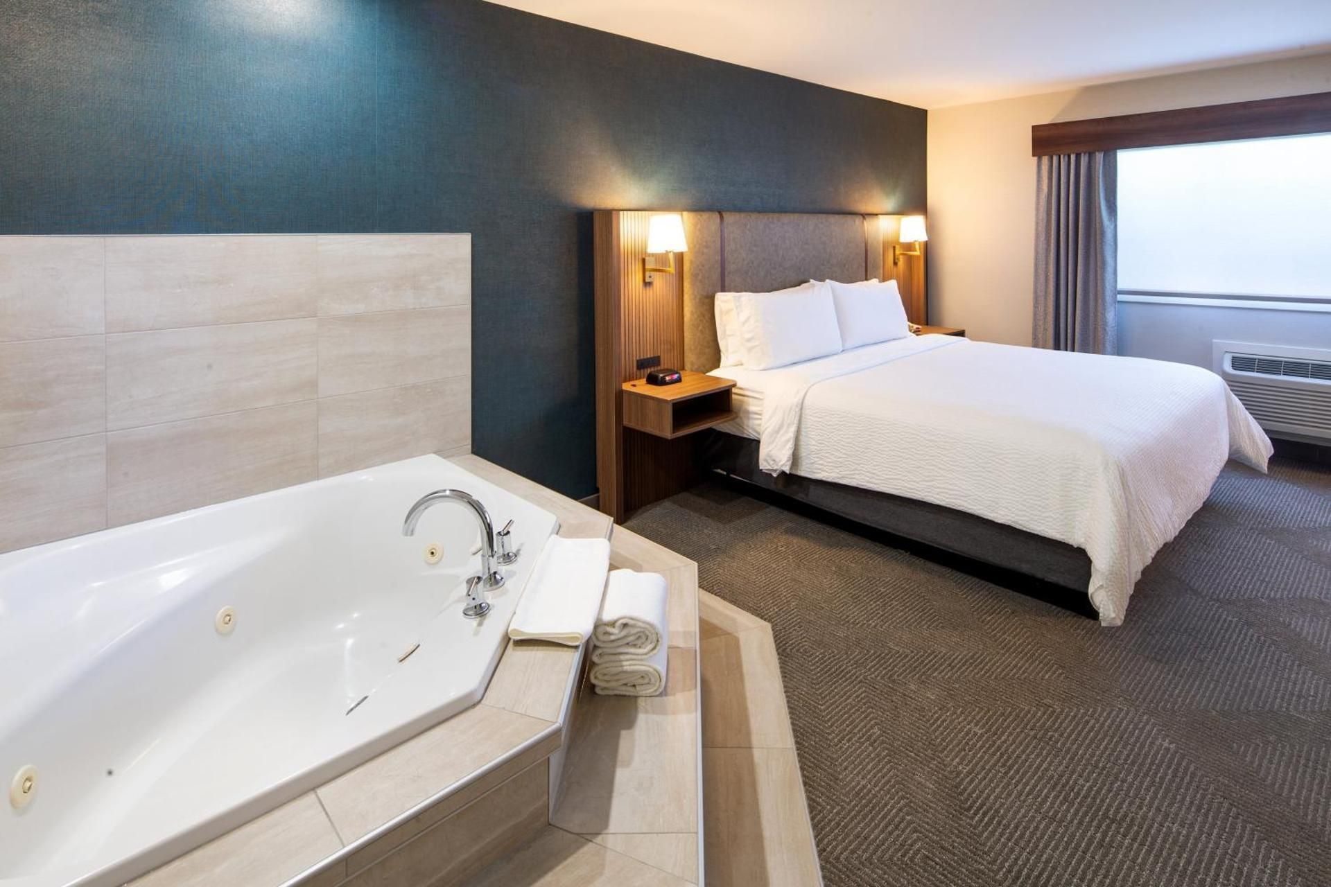 One-Bedroom King Suite with Jetted Tub