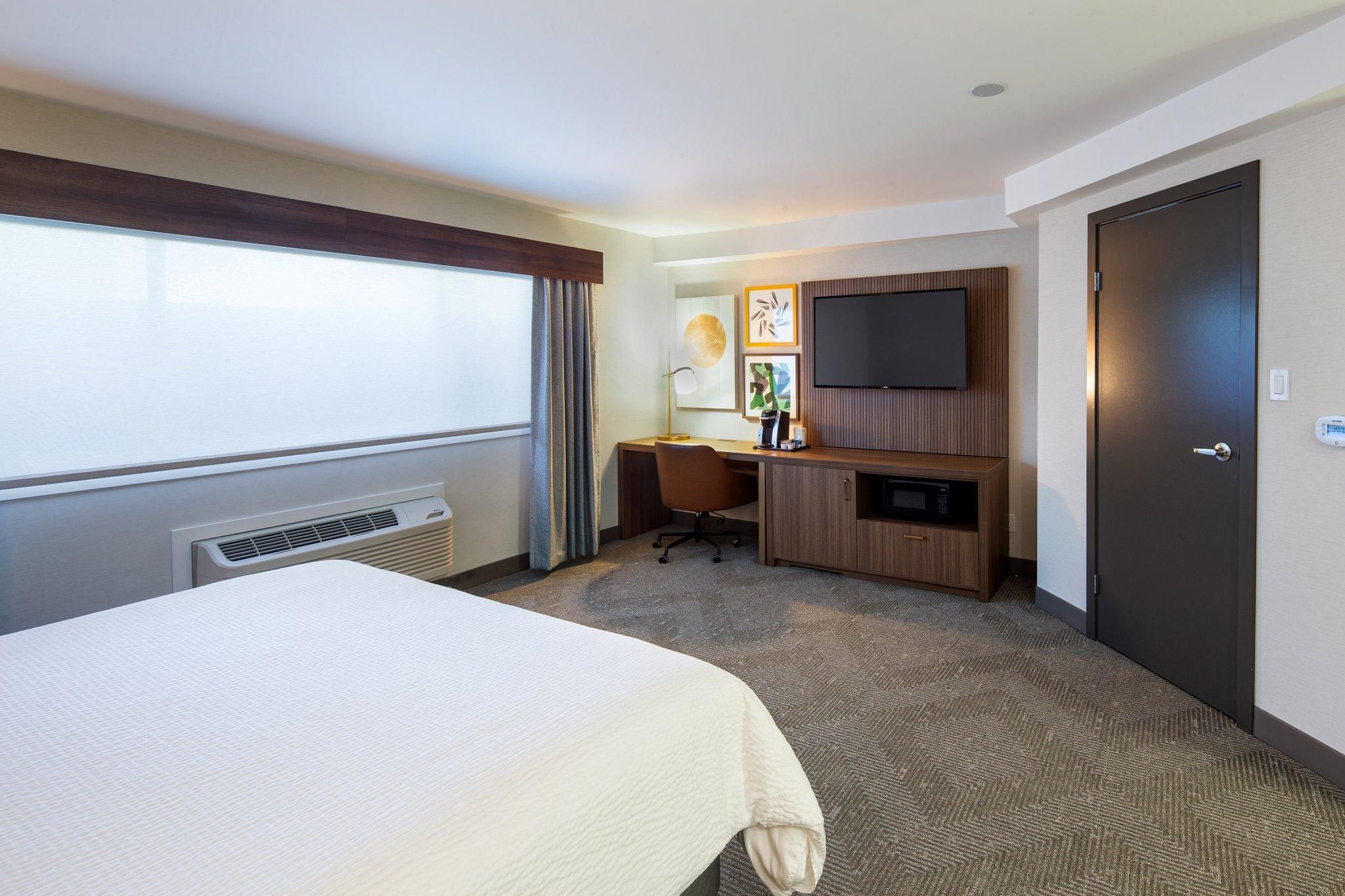 1 Bedroom King Suite Jetted Tub