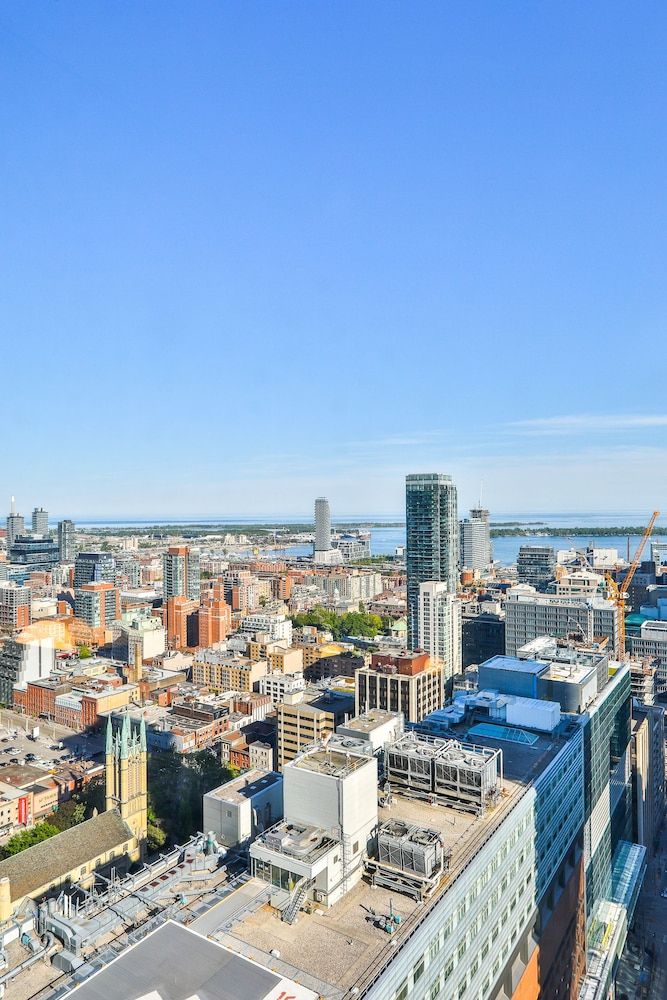 Executive High Rise Suite Executive Condo, 1 Queen Bed, Non Smoking, City View 16