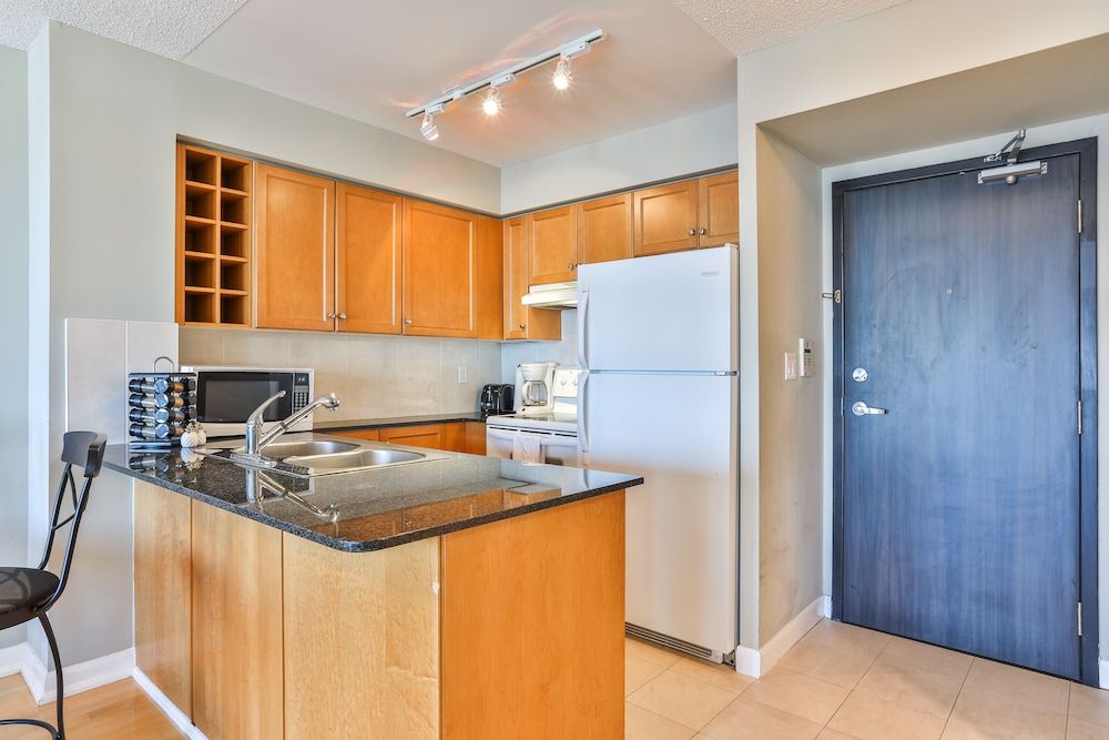 Executive High Rise Suite Executive Condo, 1 Queen Bed, Non Smoking, City View 8