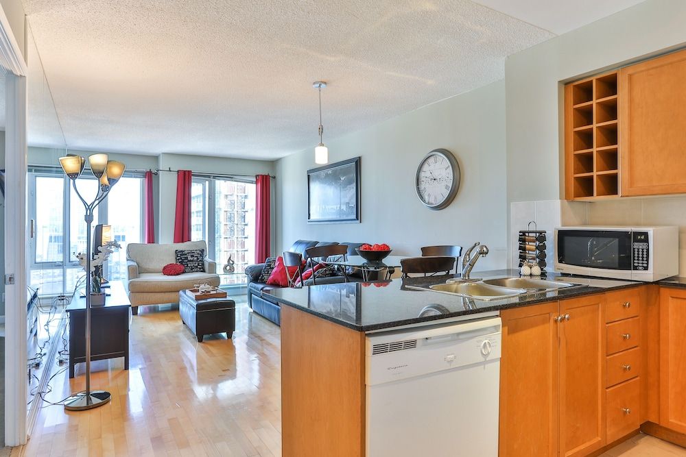 Executive High Rise Suite Executive Condo, 1 Queen Bed, Non Smoking, City View 9