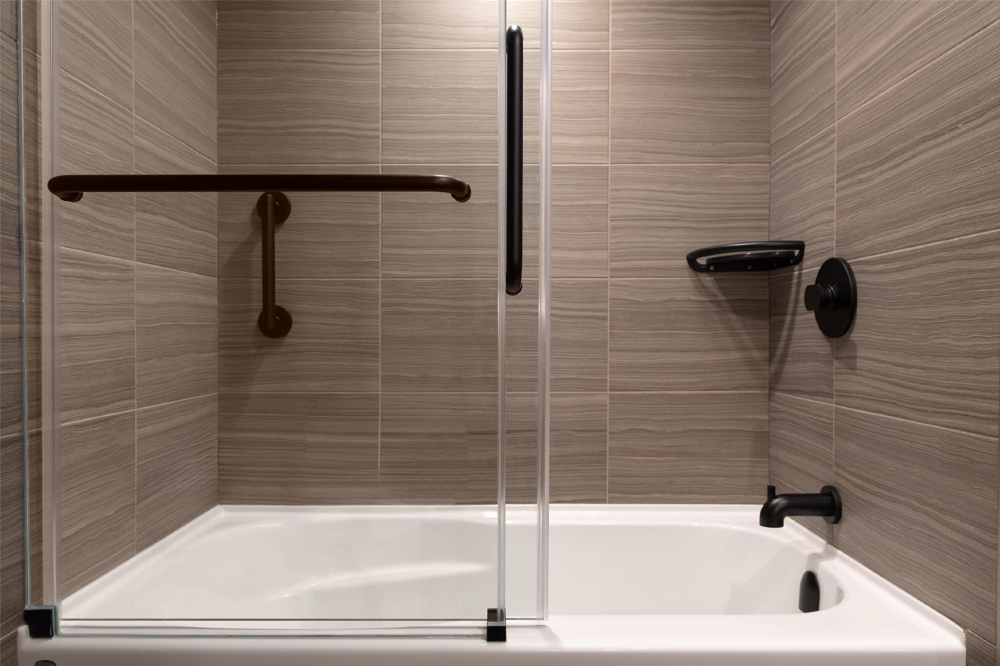 2 QUEEN BEDS WITH BATHTUB