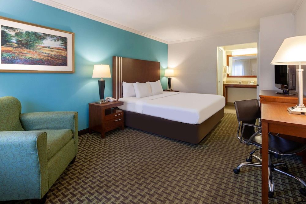 Suite, 1 King Bed, Non Smoking