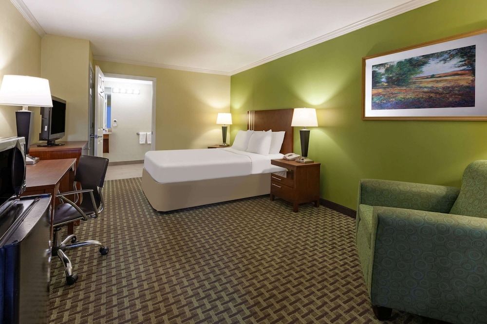 Room, 1 Double Bed, Accessible, Non Smoking (Mobility/Roll-In Shower)