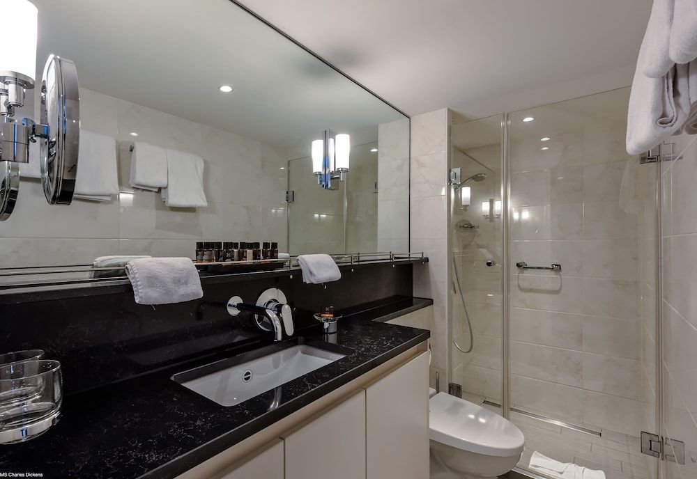 Select MS Charles Dickens - Frankfurt Business Suite, 1 Queen Bed, Balcony, City View 5