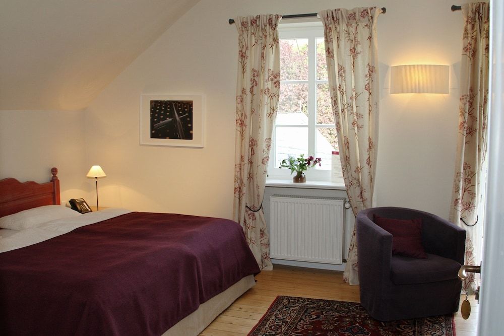 Deluxe Double Room, 1 King Bed, Bathtub, Mountain View