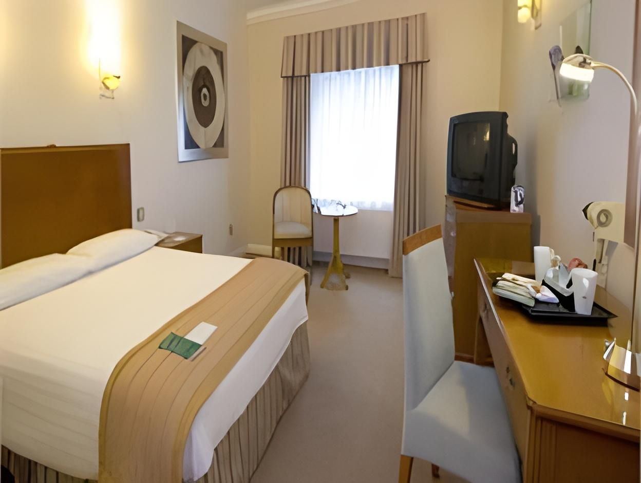 1 King Bed Standard Accessible
