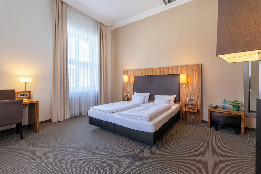 Hotel Regensburg Herzogshof am Dom Superior Double or Twin Room with Cathedral View 2
