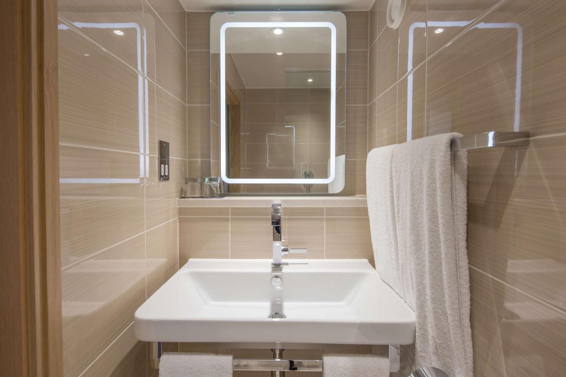 Hilton London Metropole Queen Guest Room 3