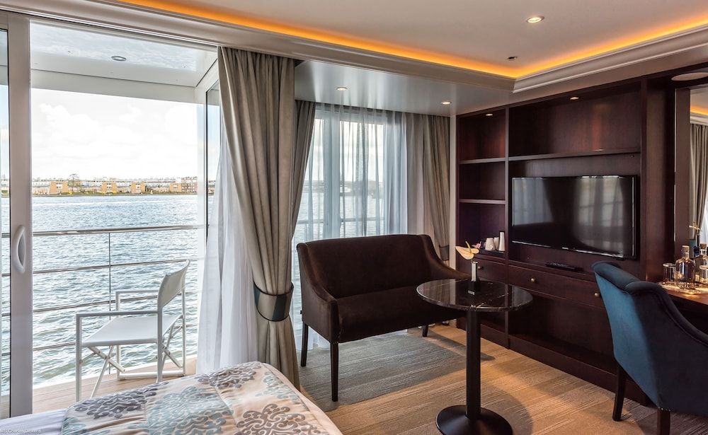 Business Suite, 1 Queen Bed, Balcony, River View