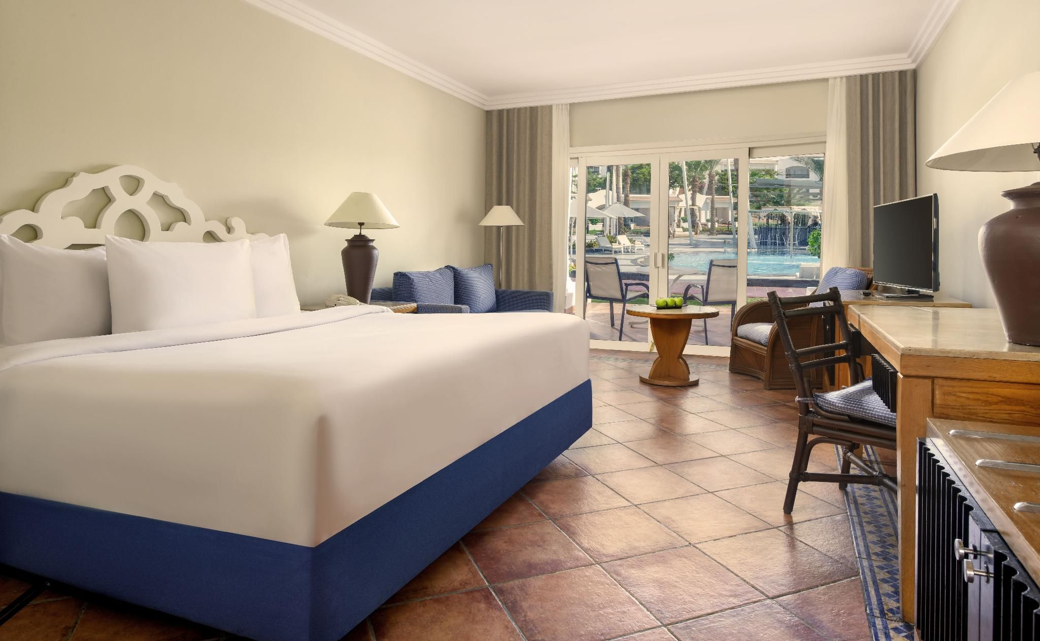 Deluxe, Queen Bed, Pool View