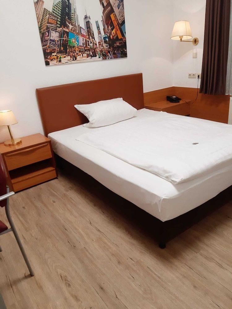 Hotel Columbus Single Room 5