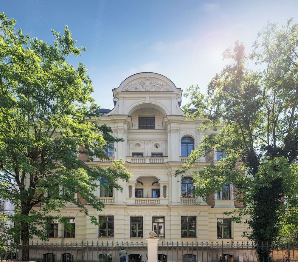 undefined Hotel Uhland 6