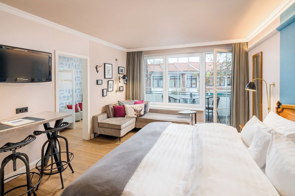 Studio, Balcony