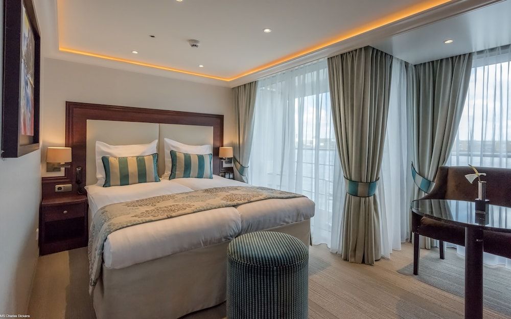 Business Suite, 1 Queen Bed, Balcony, River View