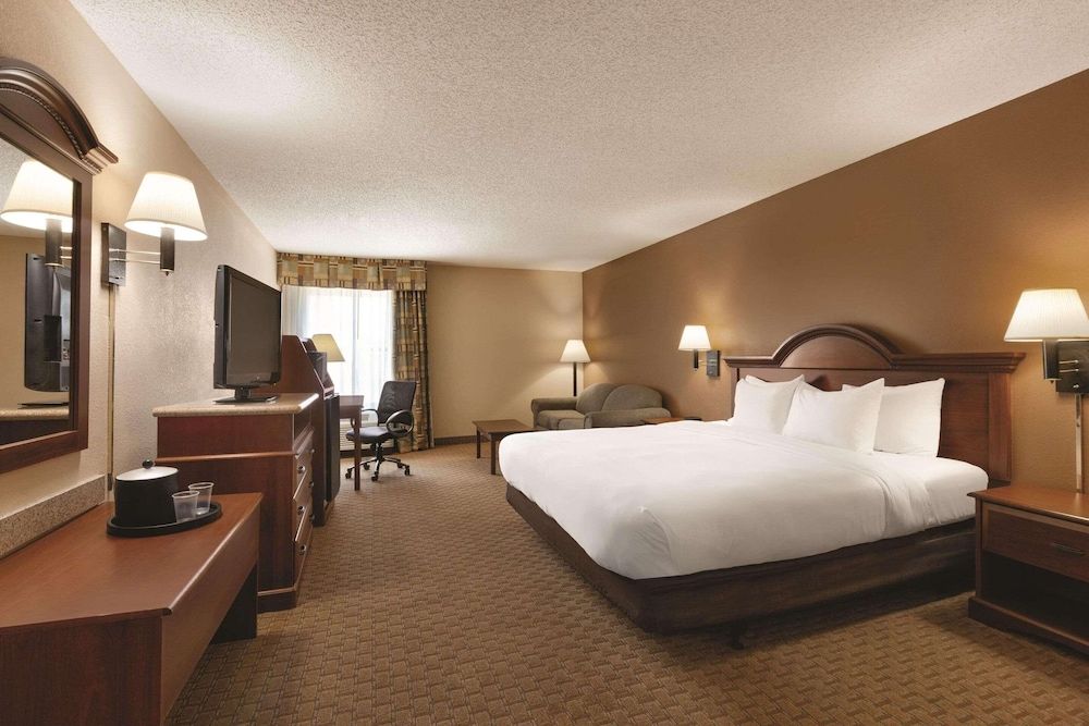 Room, 1 King Bed, Accessible, Non Smoking (Roll-in Shower)