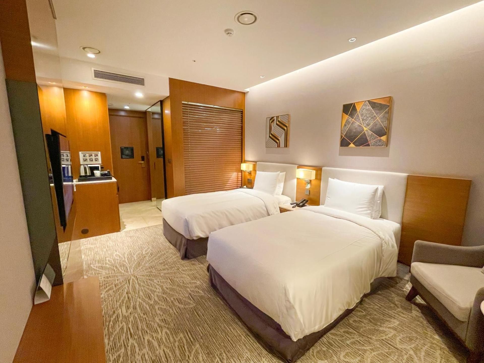 [Pool PKG] Standard Twin Room with Access to Rooftop Pool (20:0022:00) & Pool Concert