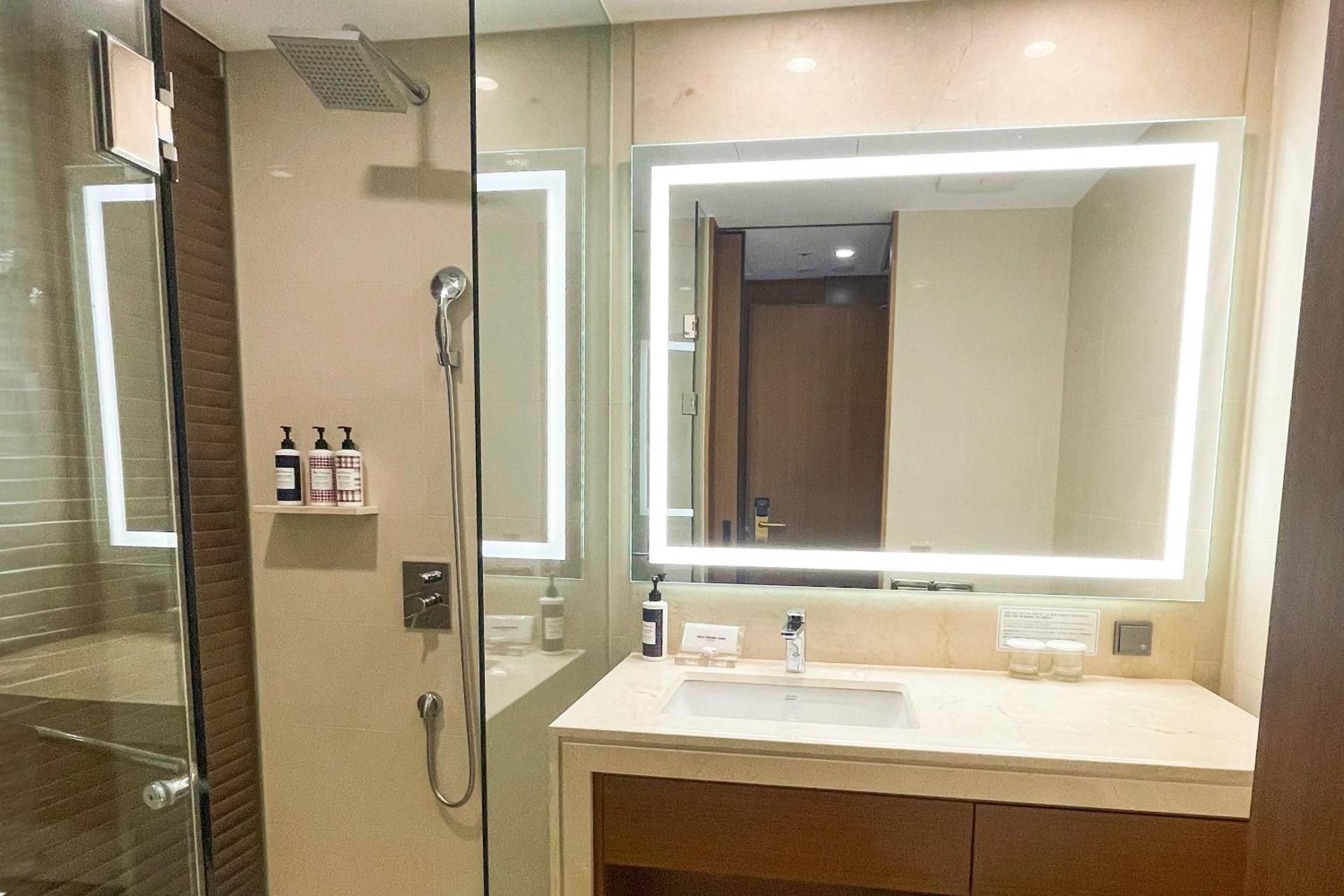 [K-POP Lucky Box Edition] Balcony Deluxe Twin+K-POP artist random goods box (1 per room upon check-in)